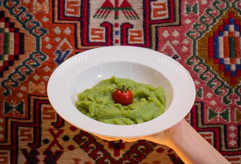 مبيت وإفطار Toon Armeni Guest House