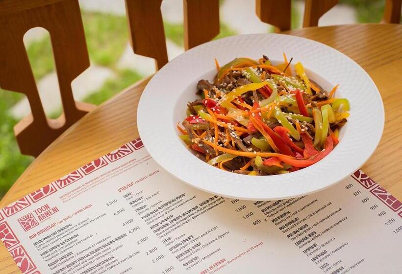 مبيت وإفطار Toon Armeni Guest House