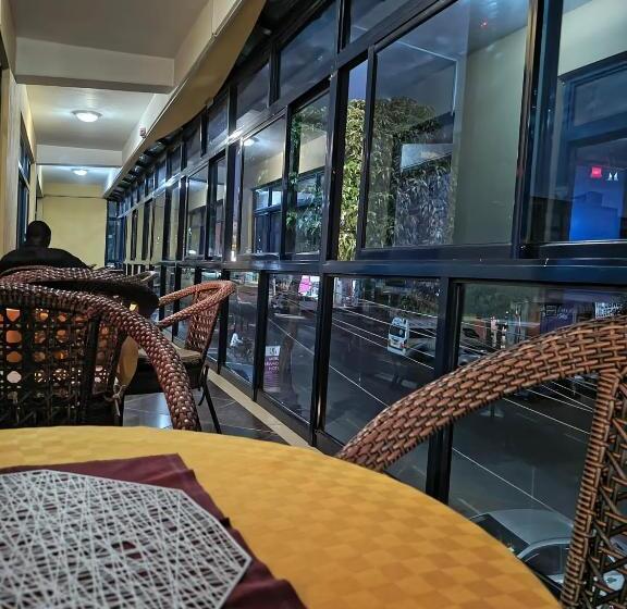 هتل Meru Paramount