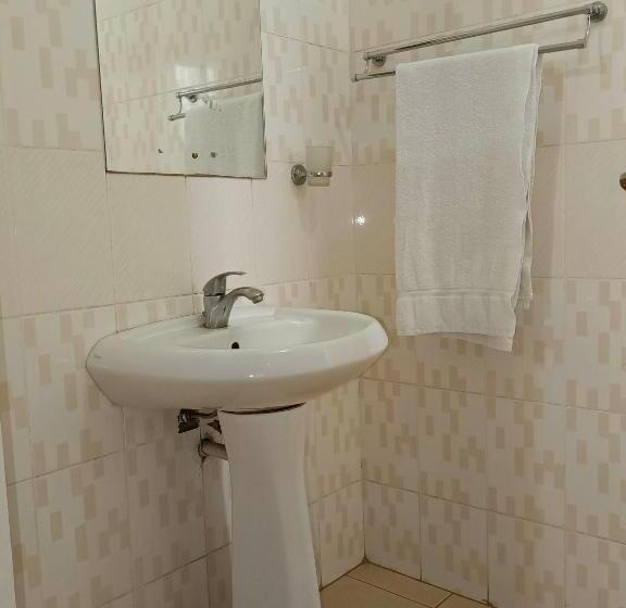 هتل Meru Paramount