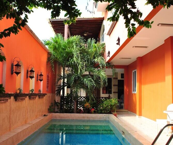 هتل La Casa De Los Arcos