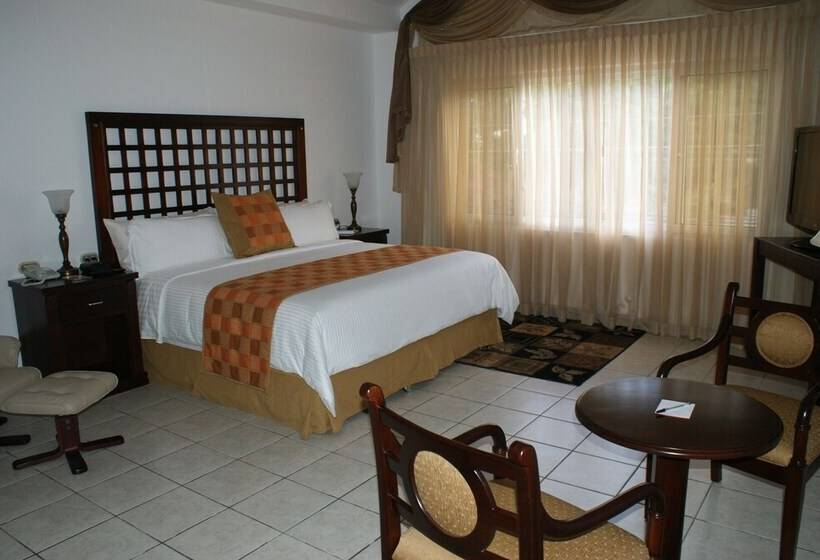 هتل La Casa De Los Arcos