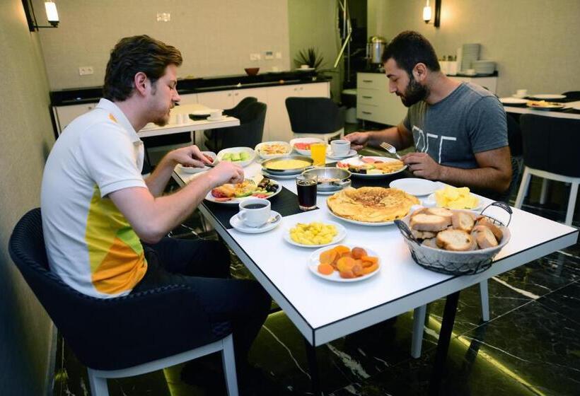 تختخواب و صبحانه Gardenya Suite