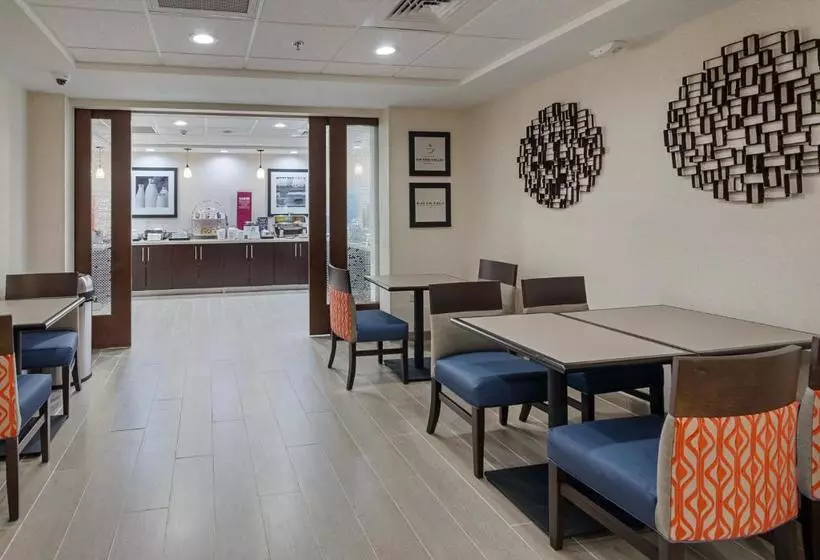 ホテル Hampton Inn Covington Va