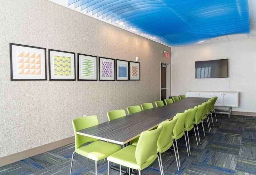 Отель Holiday Inn Express & Suites Cincinnati Ne Red Bank Road, An Ihg