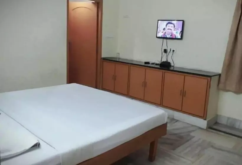 هتل Krishna Grand Inn