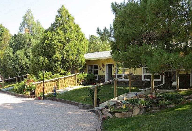 Мотель The Pines Country Inn