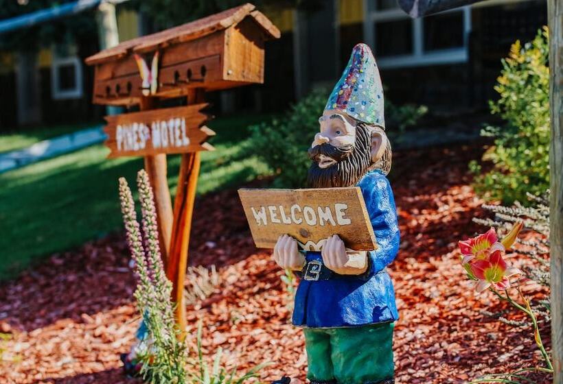Мотель The Pines Country Inn