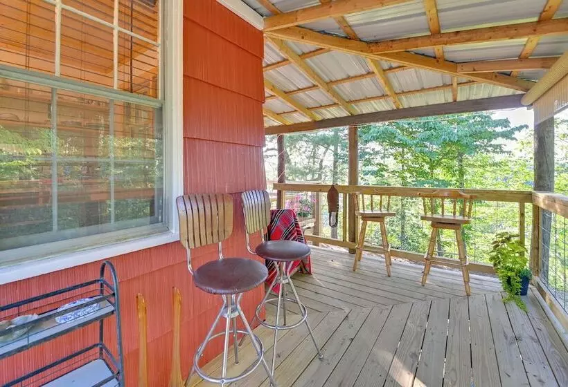 Cozy Beattyville Cabin W/ Fire Pit & Hot Tub