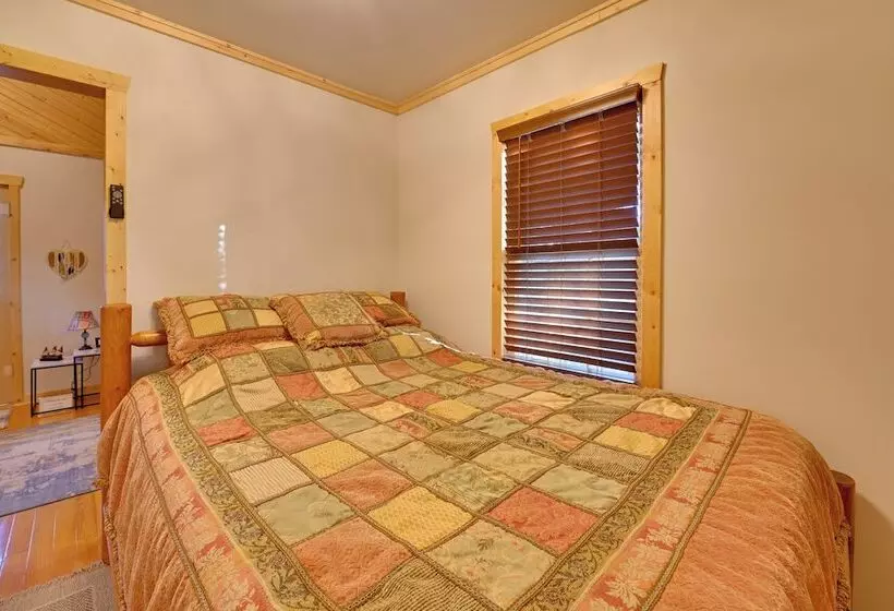 Cozy Beattyville Cabin W/ Fire Pit & Hot Tub