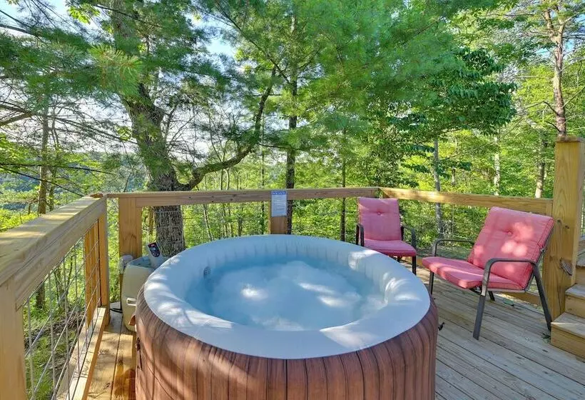 Cozy Beattyville Cabin W/ Fire Pit & Hot Tub