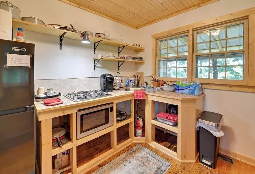 Cozy Beattyville Cabin W/ Fire Pit & Hot Tub