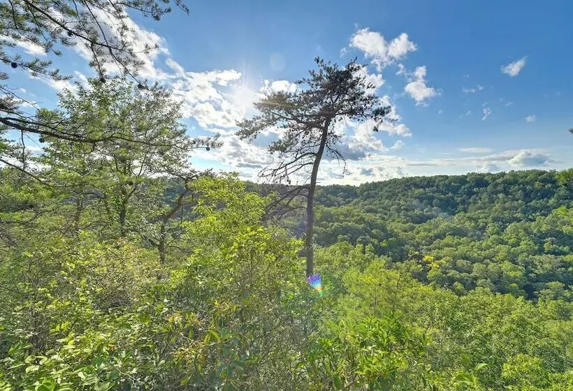 Cozy Beattyville Cabin W/ Fire Pit & Hot Tub