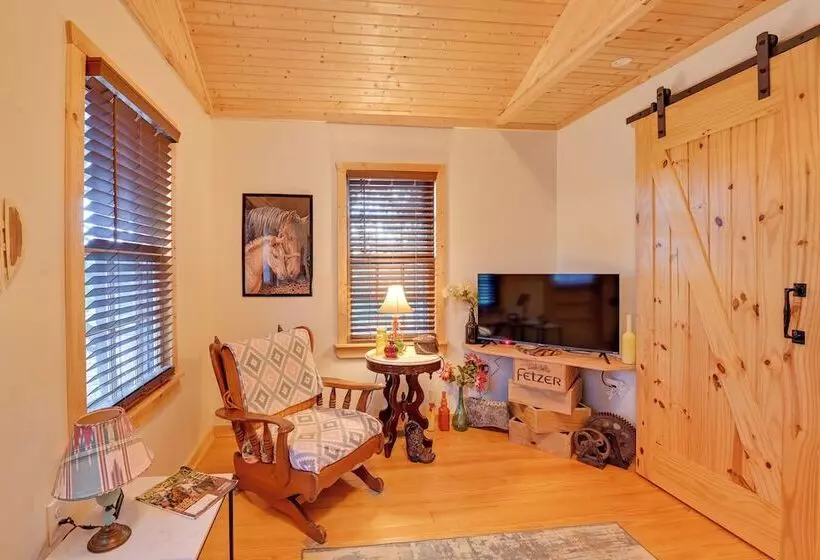 Cozy Beattyville Cabin W/ Fire Pit & Hot Tub