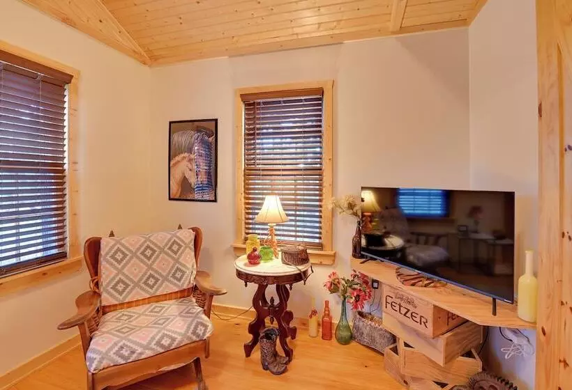 Cozy Beattyville Cabin W/ Fire Pit & Hot Tub