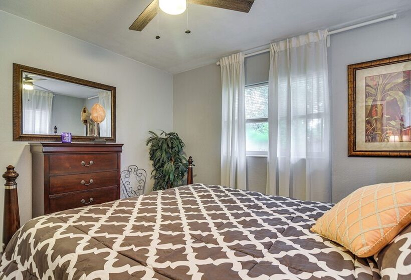 Largo Duplex W/ Patio, Near Beaches & Dining!