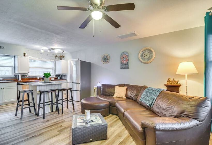 Largo Duplex W/ Patio, Near Beaches & Dining!