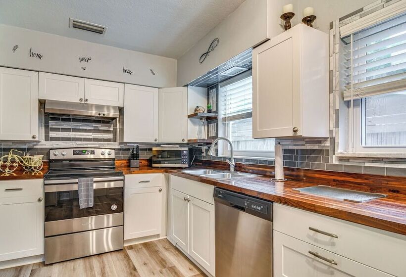 Largo Duplex W/ Patio, Near Beaches & Dining!