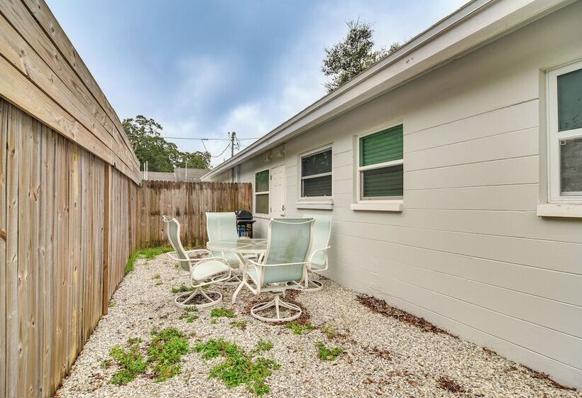 Largo Duplex W/ Patio, Near Beaches & Dining!