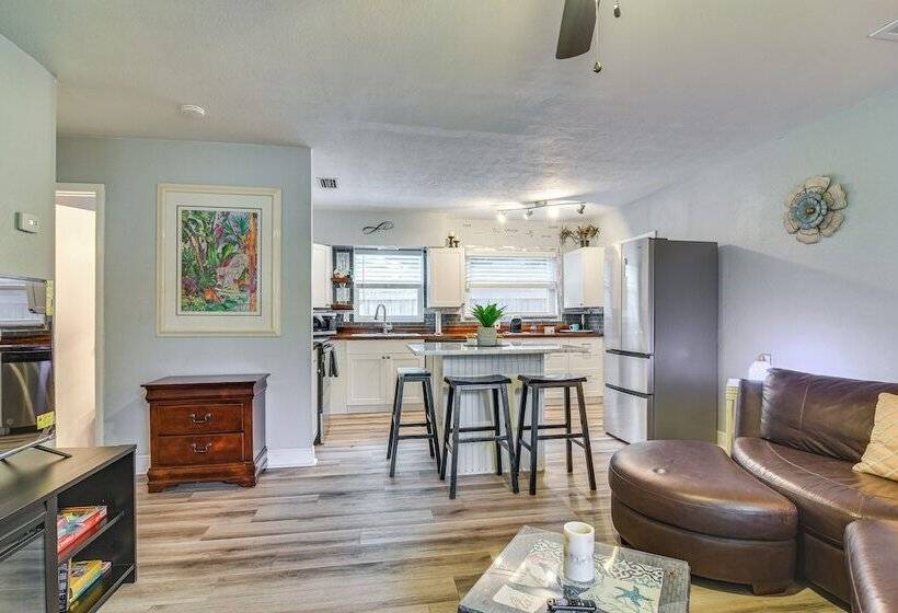 Largo Duplex W/ Patio, Near Beaches & Dining!