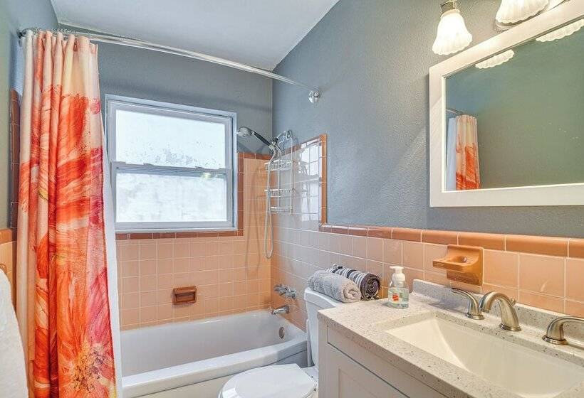 Largo Duplex W/ Patio, Near Beaches & Dining!