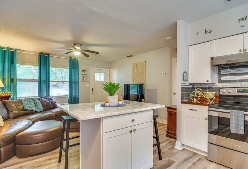 Largo Duplex W/ Patio, Near Beaches & Dining!