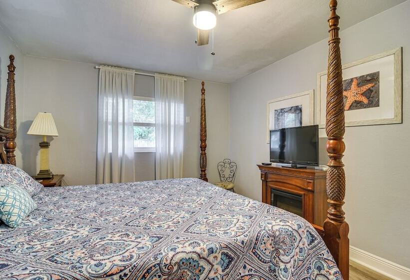 Largo Duplex W/ Patio, Near Beaches & Dining!