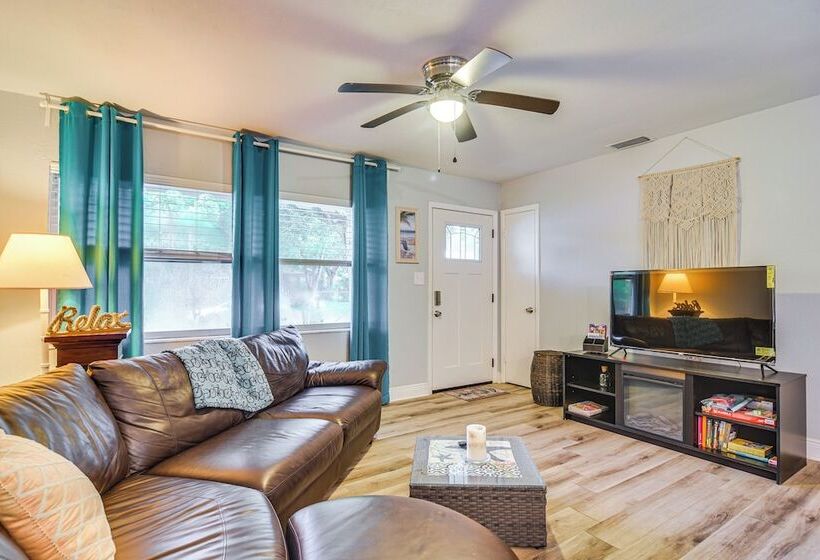 Largo Duplex W/ Patio, Near Beaches & Dining!