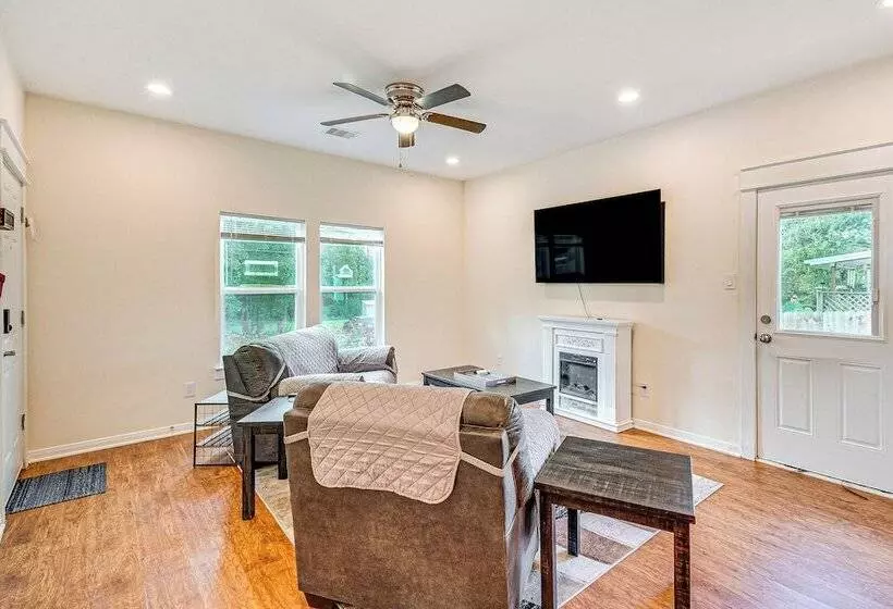 Montgomery Cottage W/ Fenced Yard < 1 Mi To Lakes!