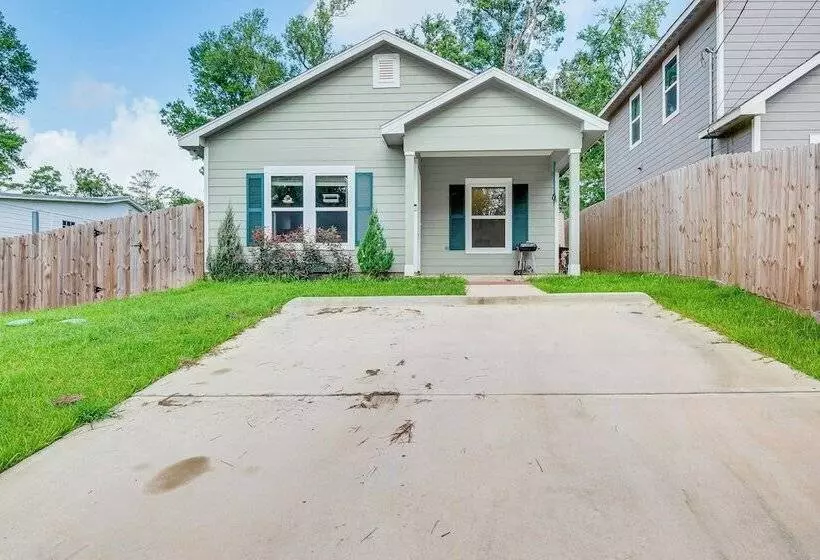 Montgomery Cottage W/ Fenced Yard < 1 Mi To Lakes!