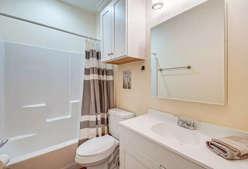 Montgomery Cottage W/ Fenced Yard < 1 Mi To Lakes!