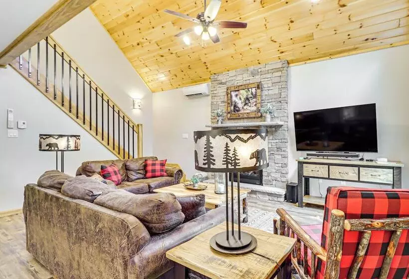 Lake Access & Hot Tub: Forest View Poconos Cabin