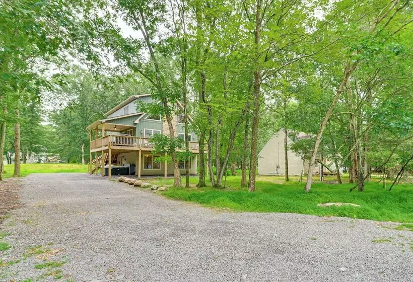 Lake Access & Hot Tub: Forest View Poconos Cabin