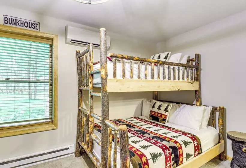 Lake Access & Hot Tub: Forest View Poconos Cabin