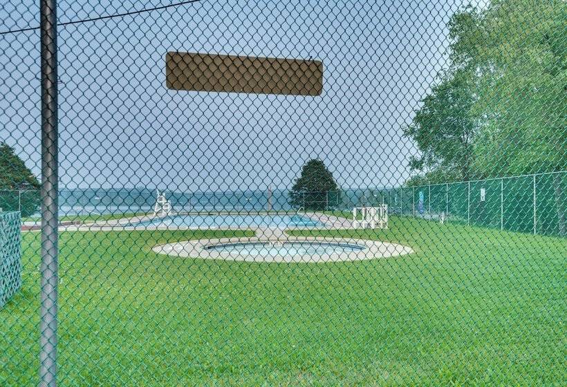 Lake Access & Hot Tub: Forest View Poconos Cabin