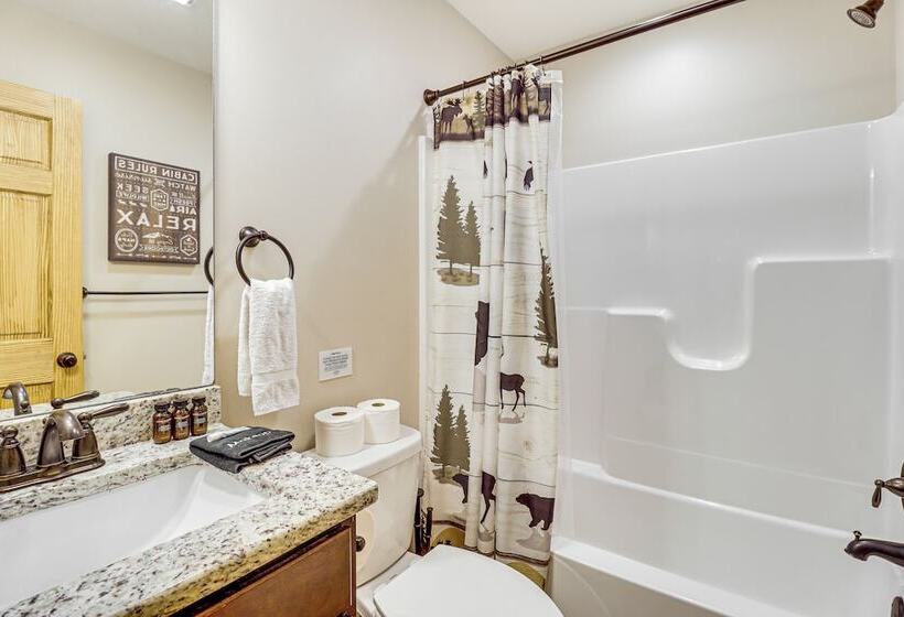 Lake Access & Hot Tub: Forest View Poconos Cabin