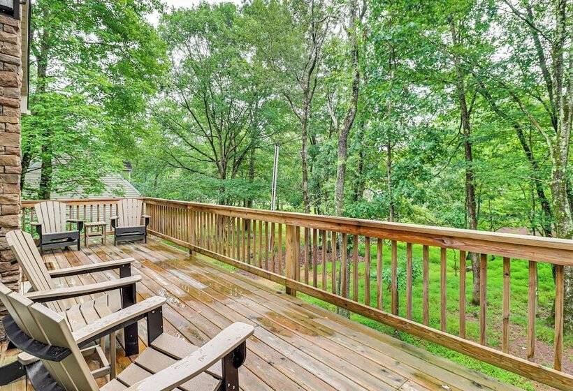 Lake Access & Hot Tub: Forest View Poconos Cabin