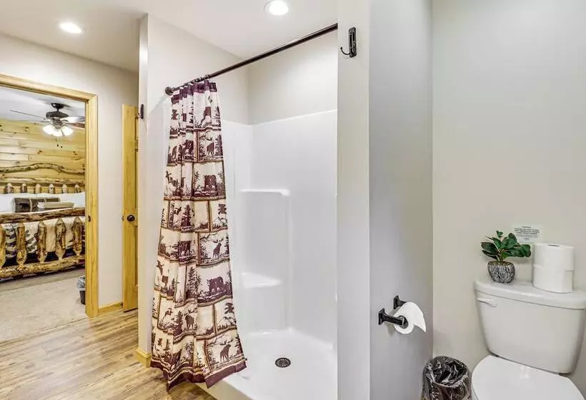 Lake Access & Hot Tub: Forest View Poconos Cabin