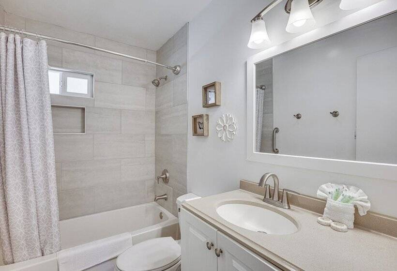 2 Blocks To Beach: Dog Friendly Oceano Cottage