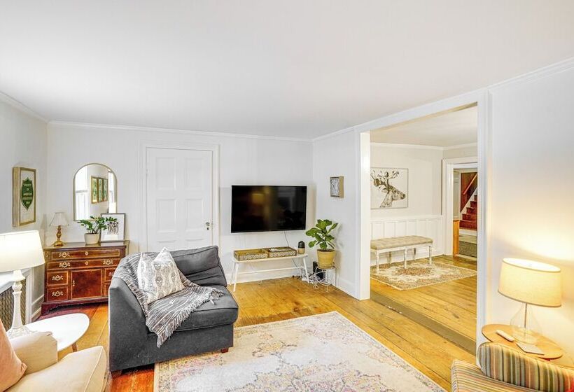 Historic Catskills Farmhouse: Ski, Hike & Relax!