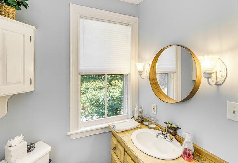 Historic Catskills Farmhouse: Ski, Hike & Relax!