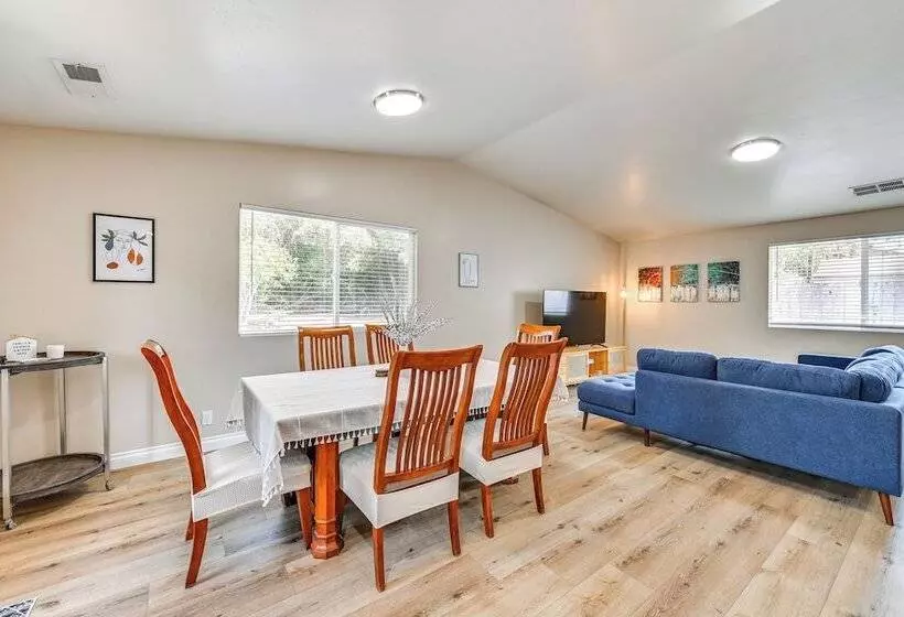 Lakeside Home W/ Fire Pit: 4 Mi To Lake Jennings!
