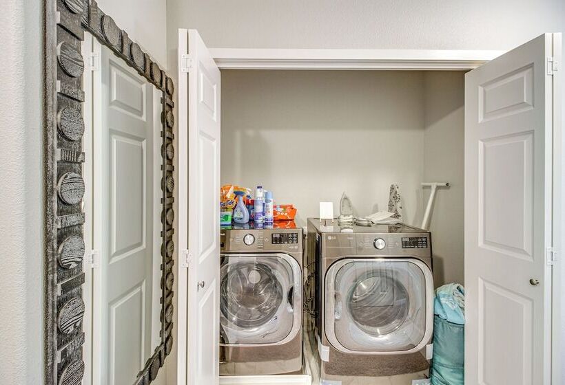 13 Mi To Dtwn Fargo: North Dakota Family Home!