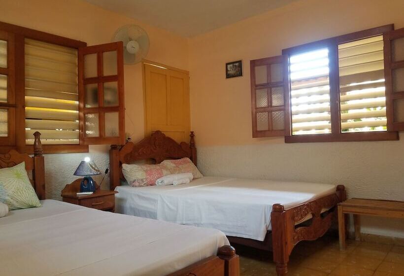 پانسیون Hostal Casa Mia