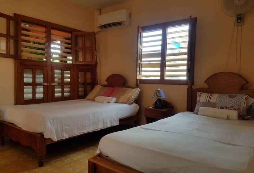 پانسیون Hostal Casa Mia