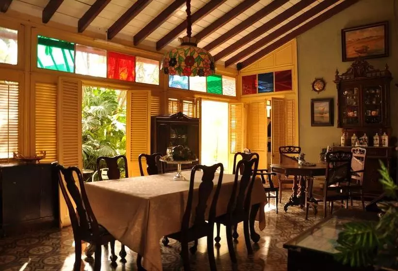 ペンション La Estancia Hostal