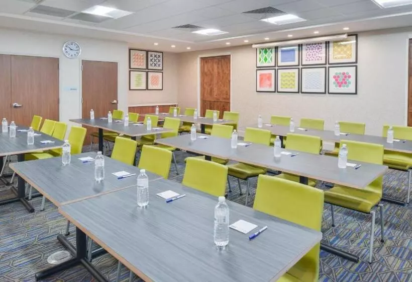 هتل Holiday Inn Express & Suites   Chadron, An Ihg