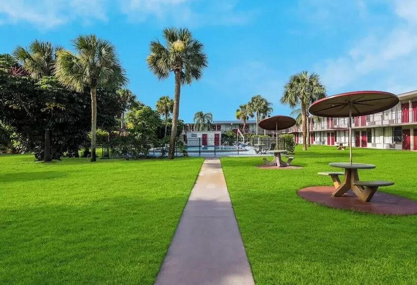 ホテル Hometowne Studios By Red Roof Vero Beach I 95
