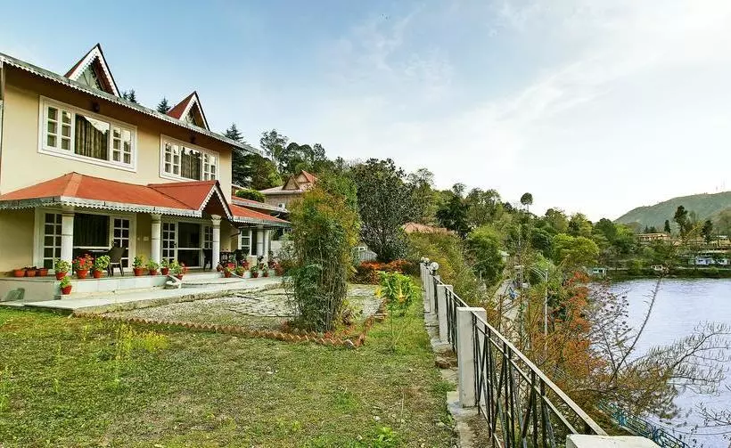 リゾートホテル Neelesh Inn A Luxury Lake View Hotel 20 Kms From Nainital
