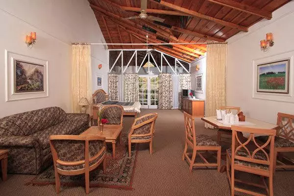 リゾートホテル Neelesh Inn A Luxury Lake View Hotel 20 Kms From Nainital